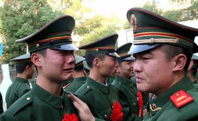 同样是退伍,中国军人的表情,再看看美国大兵的表情,差别还真大