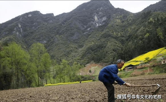 川蜀大山中有个不起眼的村落,住着一位六十多岁的老人"龙万德;龙叔半