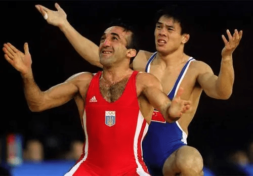 志在夺取奥运金牌的盛泽田于是在成为中国式摔跤全国冠军后,到上海