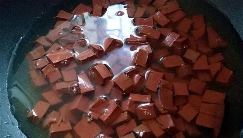 2,锅里加水,然后把猪血放进去煮,过一遍水捞出来