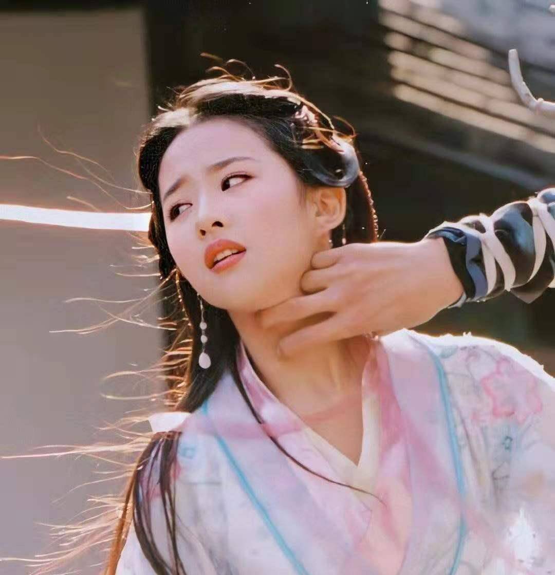 原创三个年龄段的刘亦菲侧颜照对比,岁月从不败美人,骨相实在太绝!
