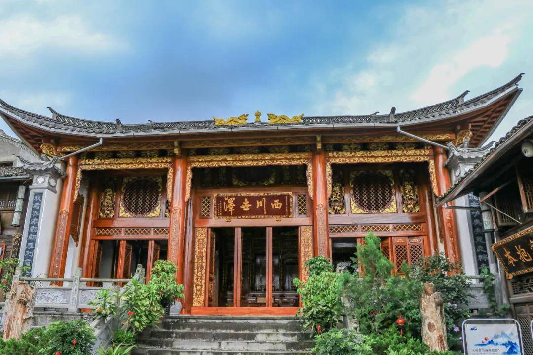 腾冲人家的家堂设在正房的明间,体现其以"中"为贵,以"上"为贵.