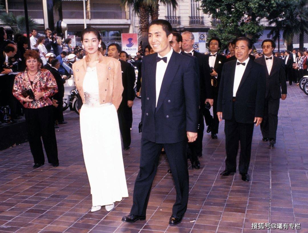 18年前《霸王别姬》戛纳海边造型成经典,细数国巩俐红毯东方造型_旗袍
