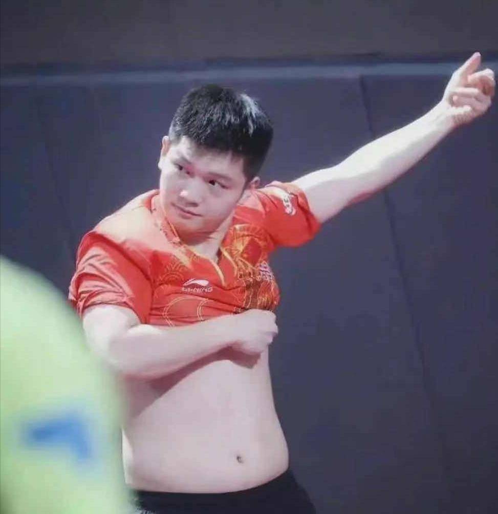 难怪拉球那么强,陈梦腹肌太好看,但小胖樊振东的腹肌更"好看"
