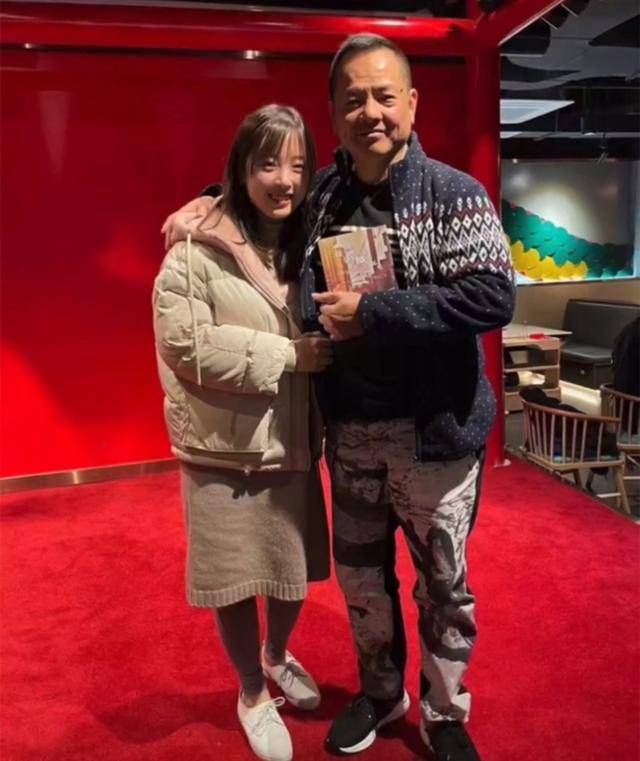 原创65岁崩牙驹23岁女儿近照,乖巧可爱好贴地,甜蜜依偎在爸爸怀中