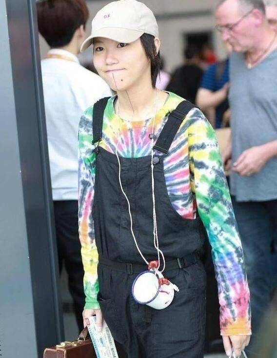 原创窦靖童穿吊裆裤走机场,肥大裤腿还不如直接穿裙子,王菲也不管管!
