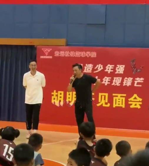 原创胡明轩爸爸近照曝光,年过5旬身姿挺拔,与高颜值胡妈很般配