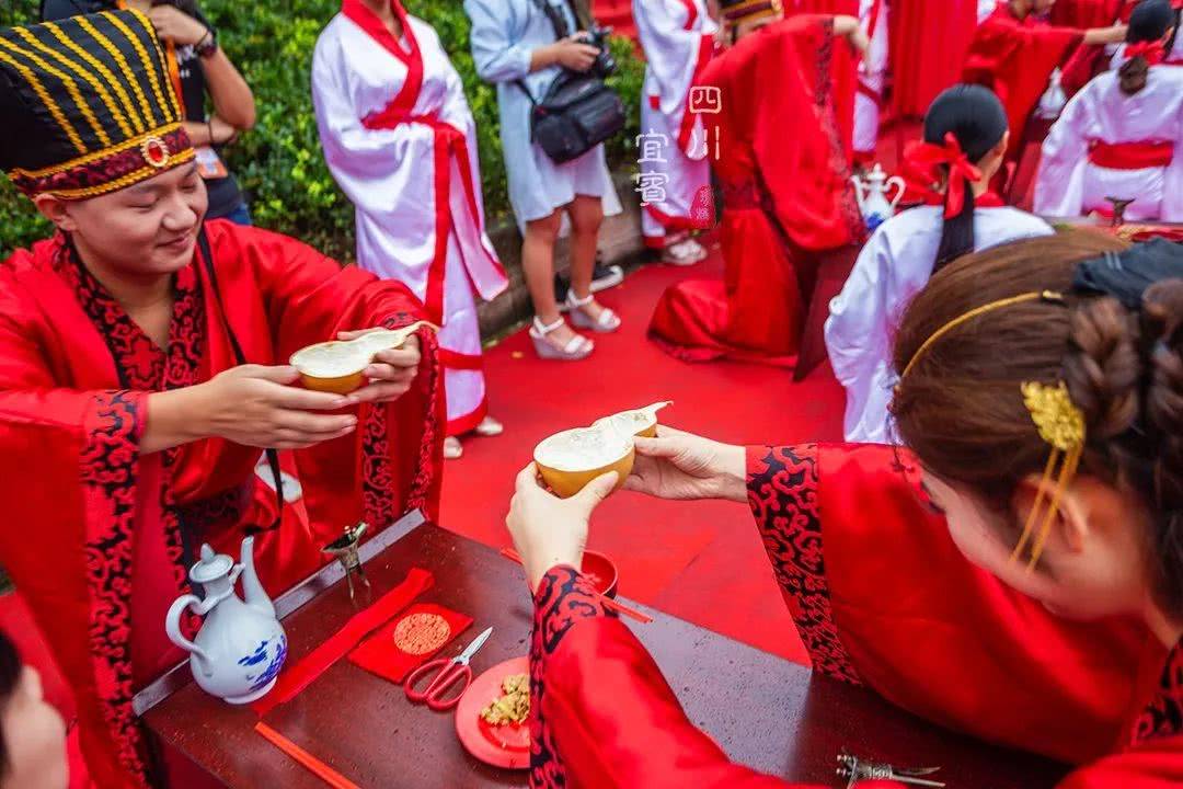 在婚礼史上,新晋夫妻结拜当天要喝"合卺酒",将匏瓜一分为二,新郎新娘