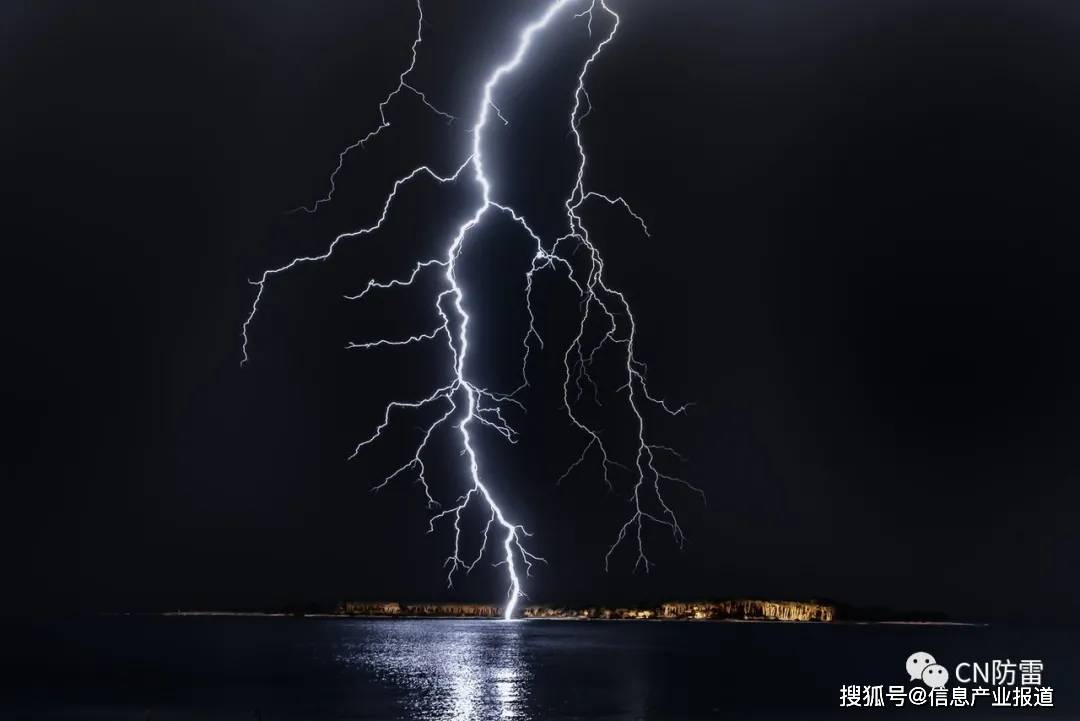 之后,大雨袭来,电闪雷鸣.