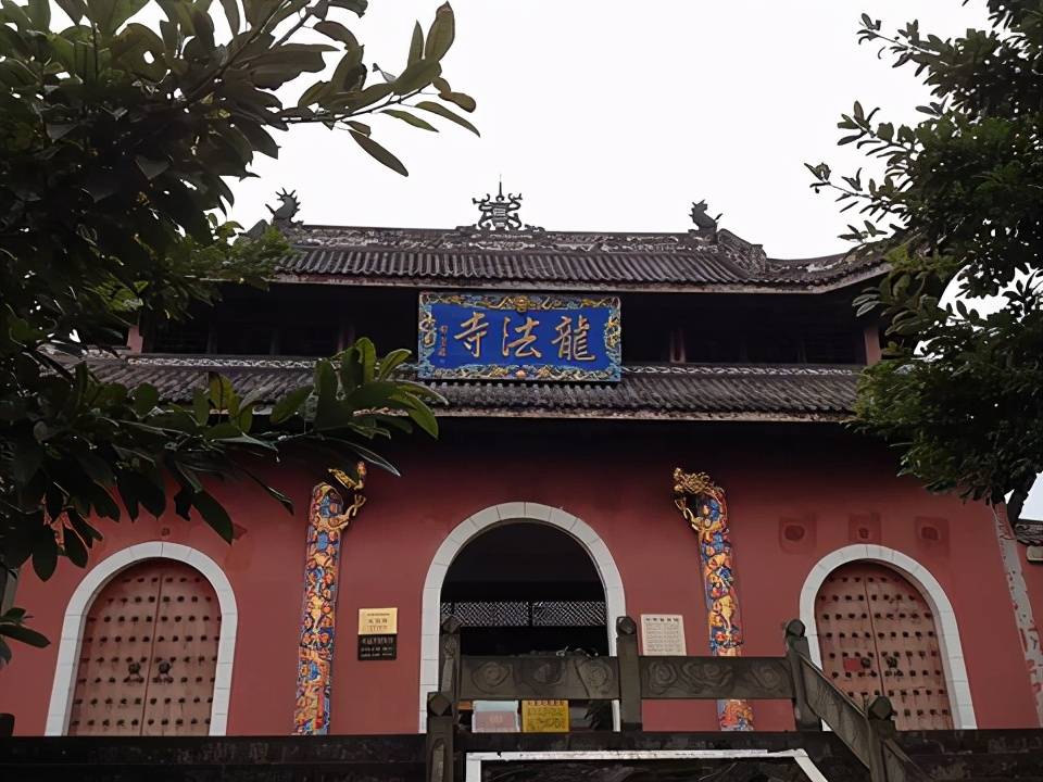 又名龙山寺,始建年代不详,位于重庆市渝北区龙山街道大龙山公园内