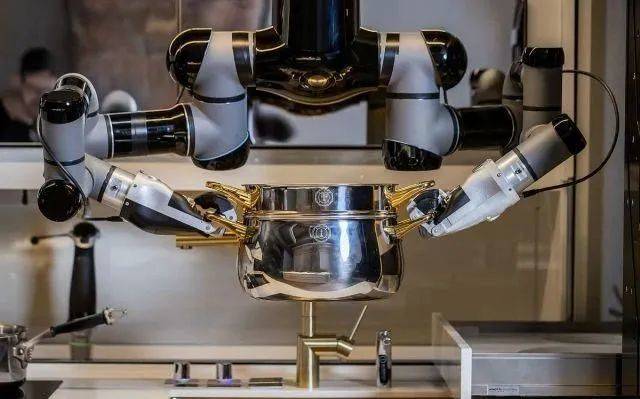 2020年12月17日,世界首个可以烹饪5000种食谱的机器人厨师亮相