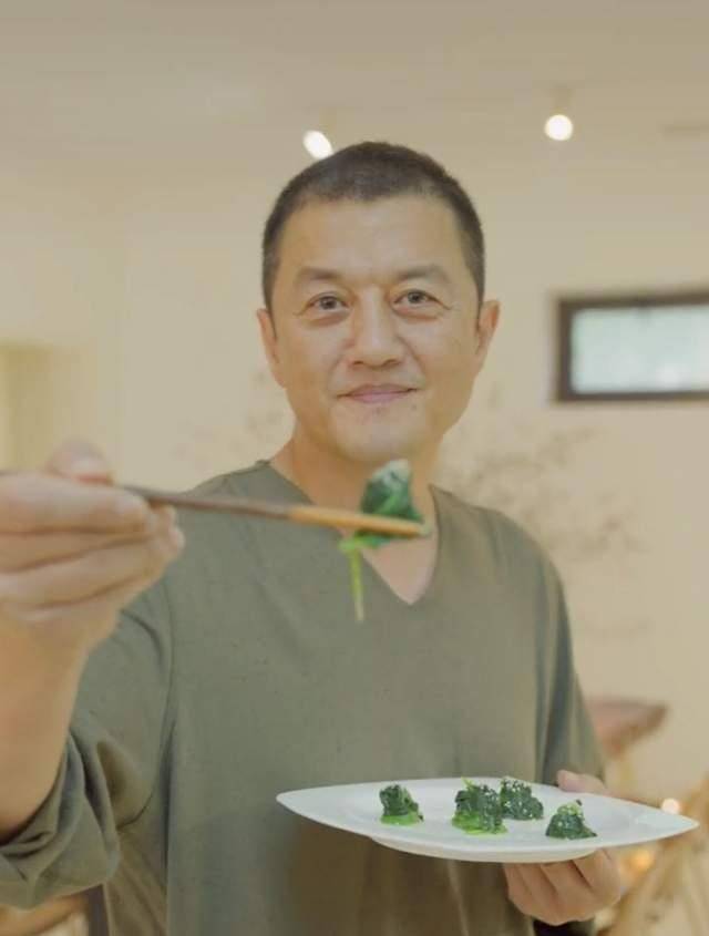 李亚鹏近况曝光干农活!赤脚进泥田汗如雨下,豪宅院内如公园