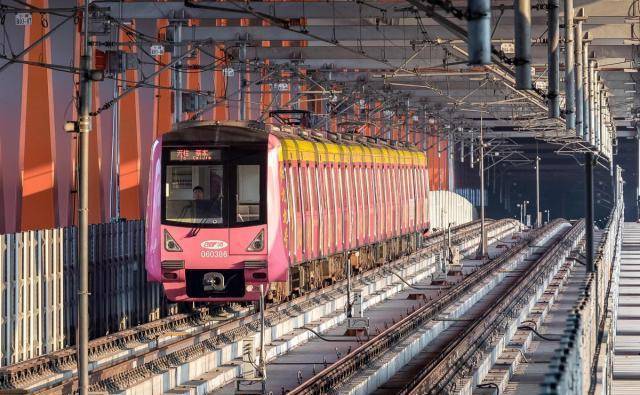重庆又将迎来一条地铁线,再现轨道穿楼景象,去年已经正式运营