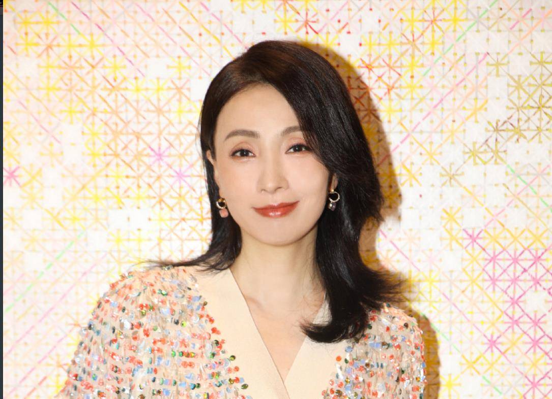 原创徐峥和妻子云南旅游,面对镜头丝毫不闪躲,49岁的陶虹素颜超抗打