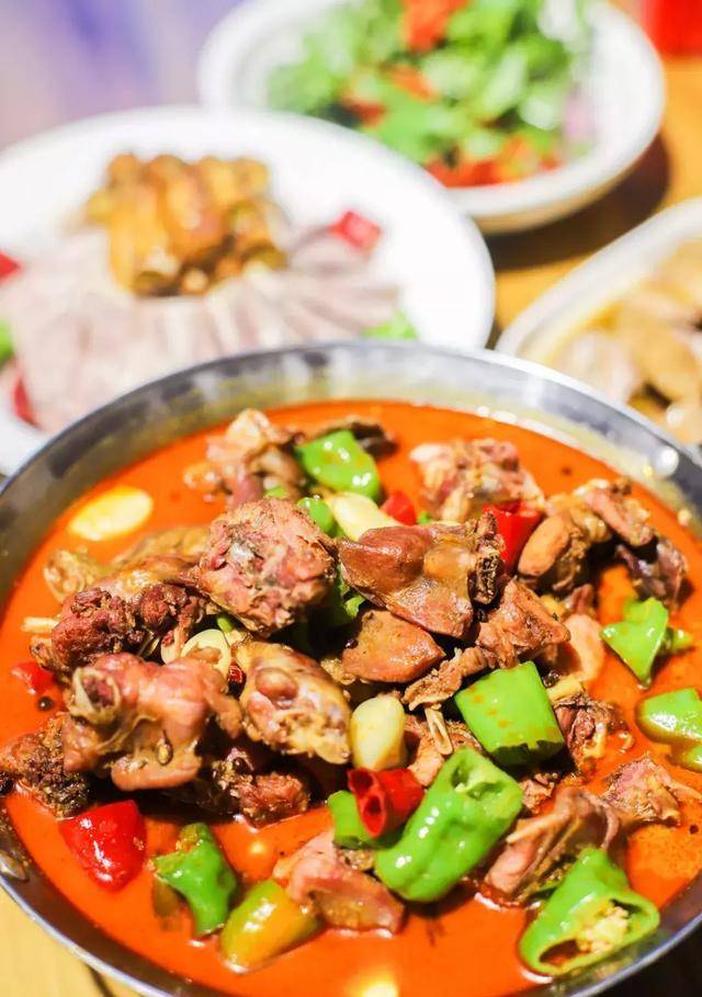 ▍兔肉锅 锅仔可是这的招牌,野兔锅是大厨的拿手,一进门小驴就被热情