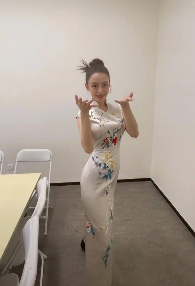 原创吉娜产后恢复得真好穿紧身旗袍曲线真是优越郎朗捡到宝了