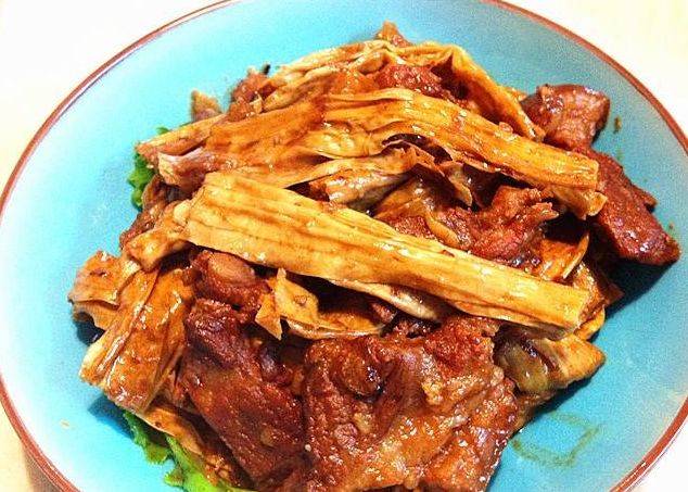 腐竹焖肉9,出锅喽!用葱叶点缀下,美美哒.用手剥着吃,吃完吮指,好香哦!