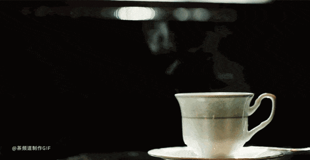 因此一杯茶足够让人心跳稍稍加速,代谢加快,如果我们喝到心仪的茶