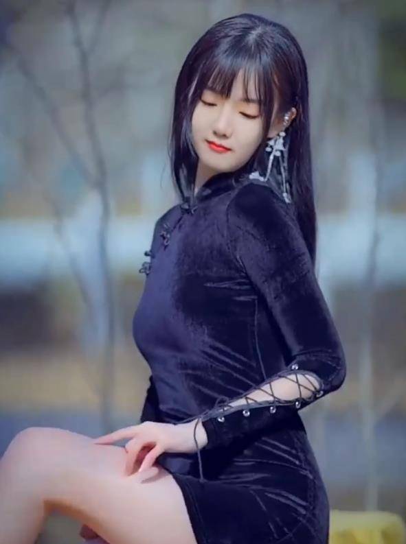因"吃个桃桃"被封号,风小逸挑战穿女装,遭大批网友怒怼