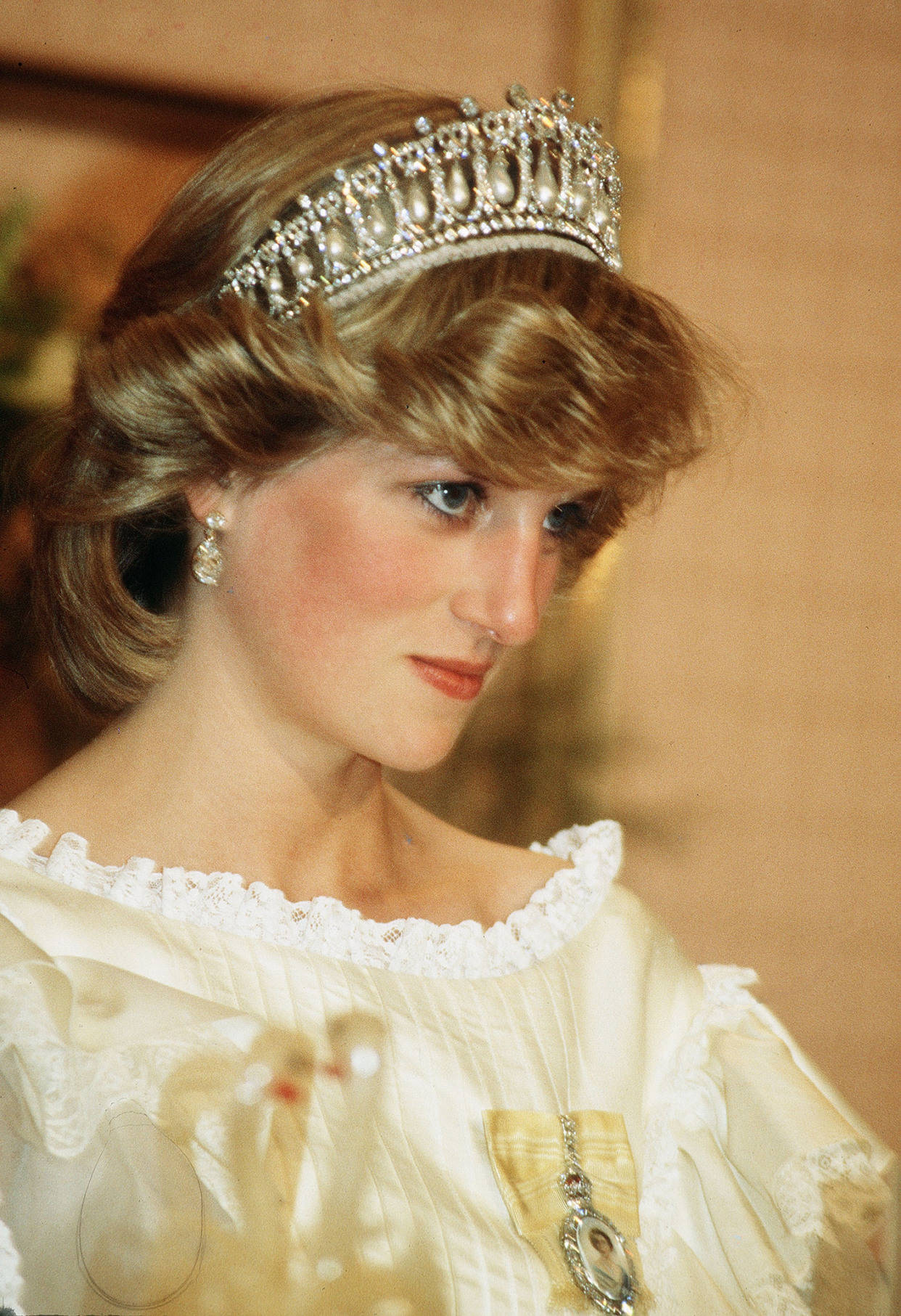 戴安娜大婚时的花卉王冠,搭配过多次礼服,优雅唯美,闪耀至极