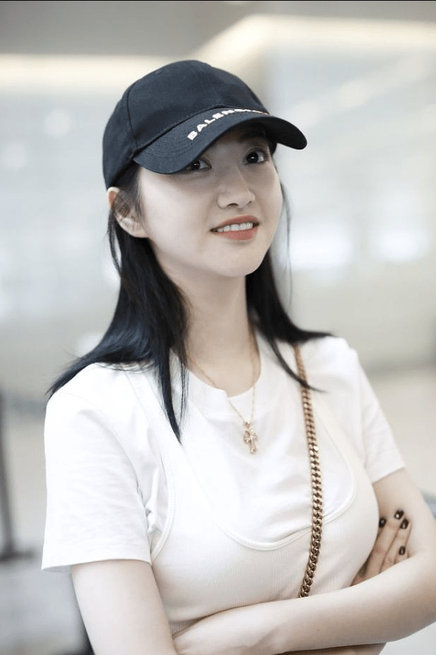 原创景甜长相好乖巧肉肉脸看起来就很嫩搭配白t好清纯