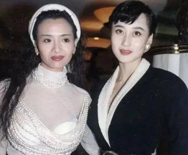 没当成赌王五太,利智又插足李连杰婚姻,为何要过十年才嫁给他?