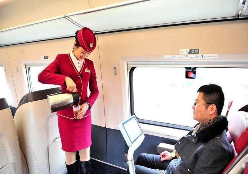 高铁动车上的女乘务员,工作太累是不是真的?列车长说出实情