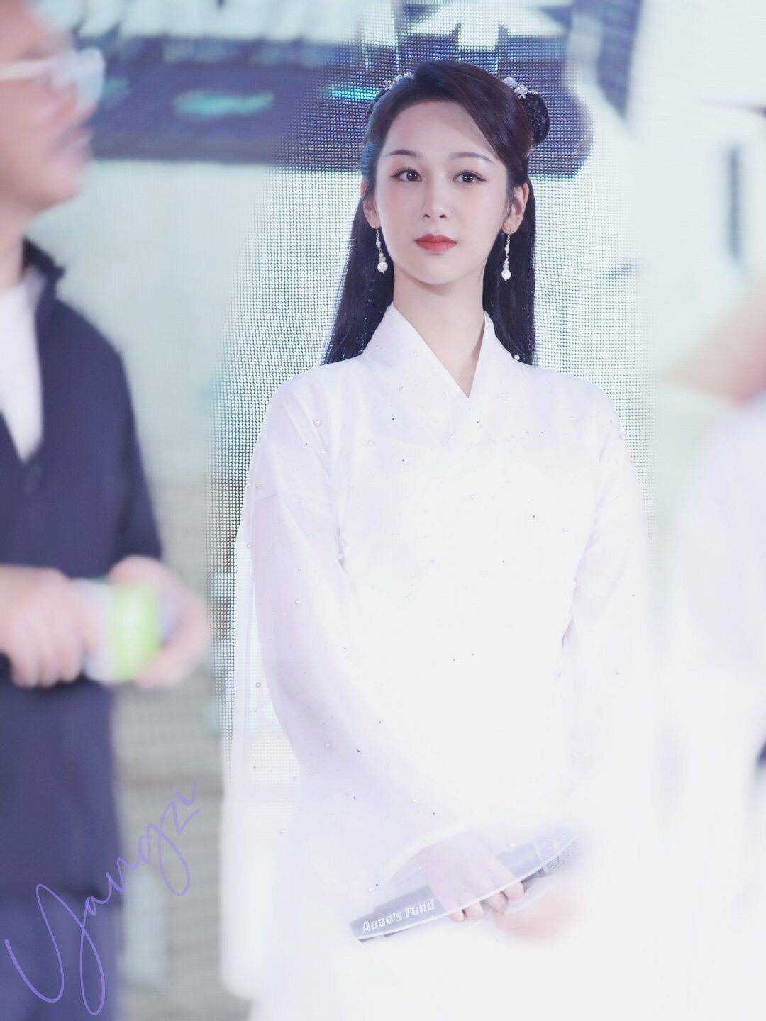 原创杨紫亮相活动白夭夭造型引粉丝回忆杀再刷天乩之白蛇传说