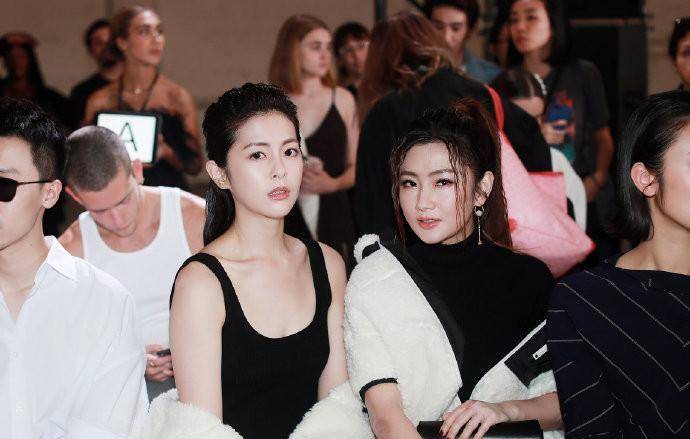 原创任家萱任容萱纽约看秀,38岁selina圆脸显嫩,妹妹背心配皮草好酷