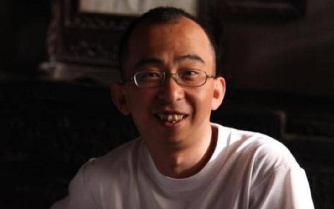 《灵魂摆渡》演员境况大不同,导演巨兴茂,貌丑才高娶美娇妻?