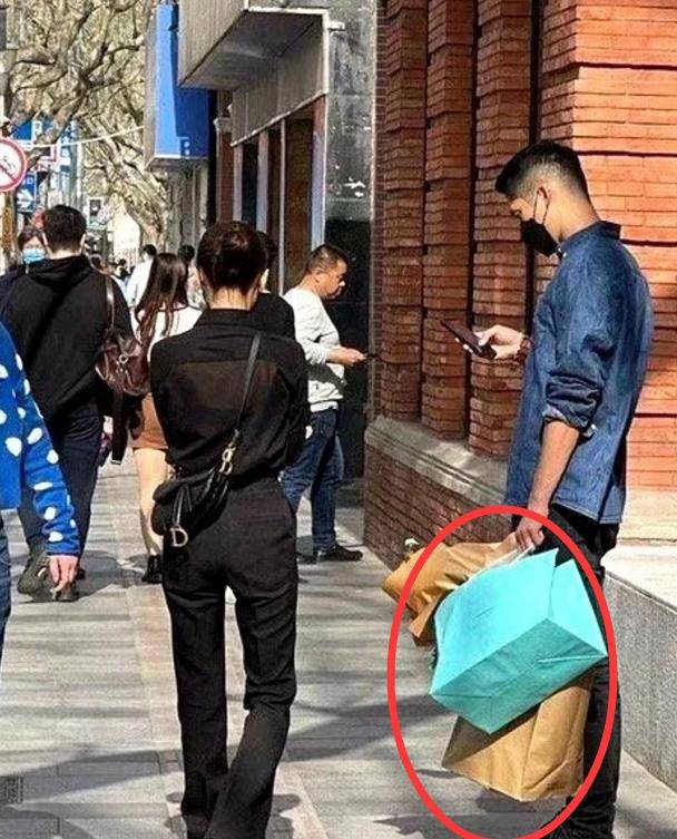 吴永恩陪王子文逛街血拼!大包小包全是奢侈品,当众搂腰显亲密