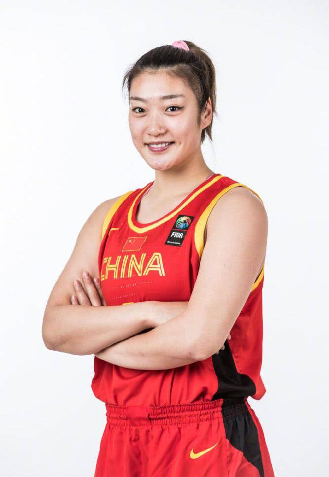 原创中国女篮官方写真出炉第一美女自信满满主力后卫很爷们