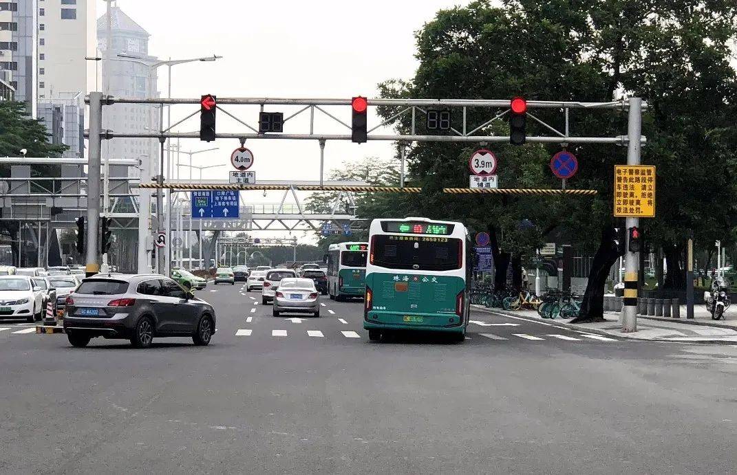 红灯明明可以右转,为啥还被扣了6分?交警:这些细节你没注意!