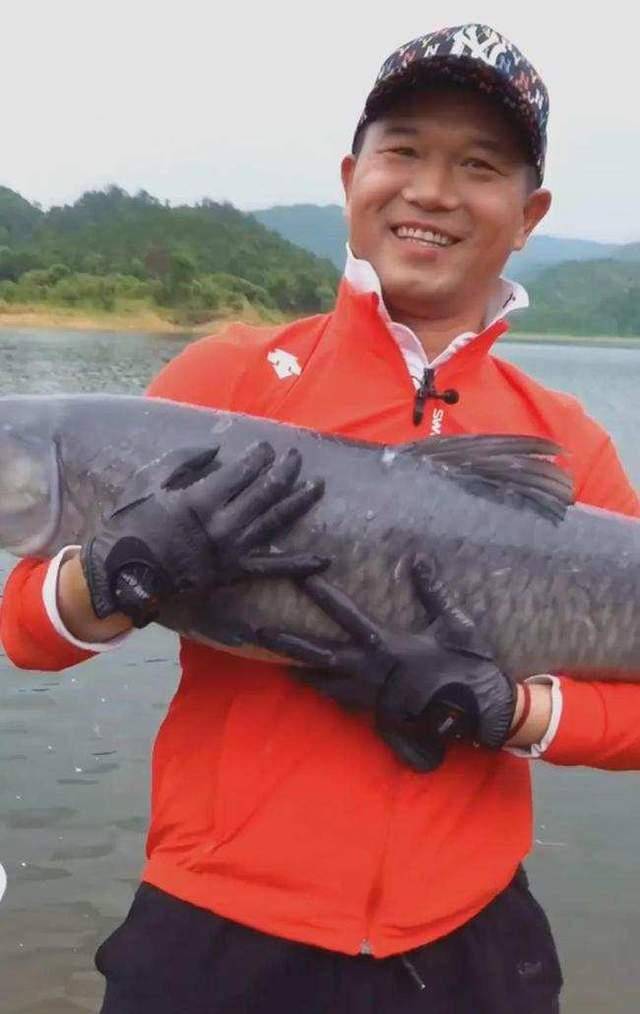 原创中国最年轻钓鱼王,多次钓到百斤大鱼被质疑,直播垂钓打脸黑粉