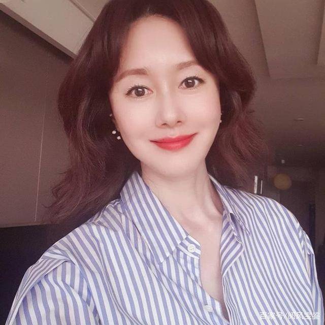 "银珠"再回荧屏为影后做配,48岁金智秀美貌依旧,腰纤细似少女