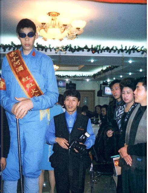 原创中国第一男巨人王峰军身高255米比姚明高一头如今怎么样了