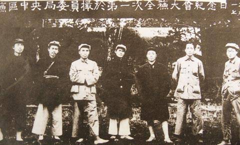 1922年,在泸州川南师范学校读书时,经恽代英介绍加入社会主义青年团.