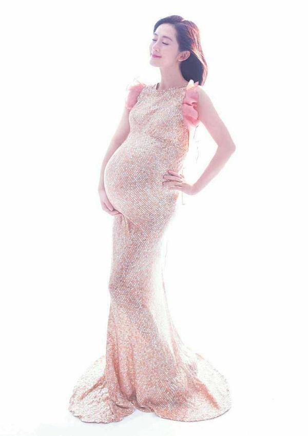 原创谢娜罕见孕期写真曝光!挺巨肚穿粉裙超美,女儿刚出生竟有10斤重