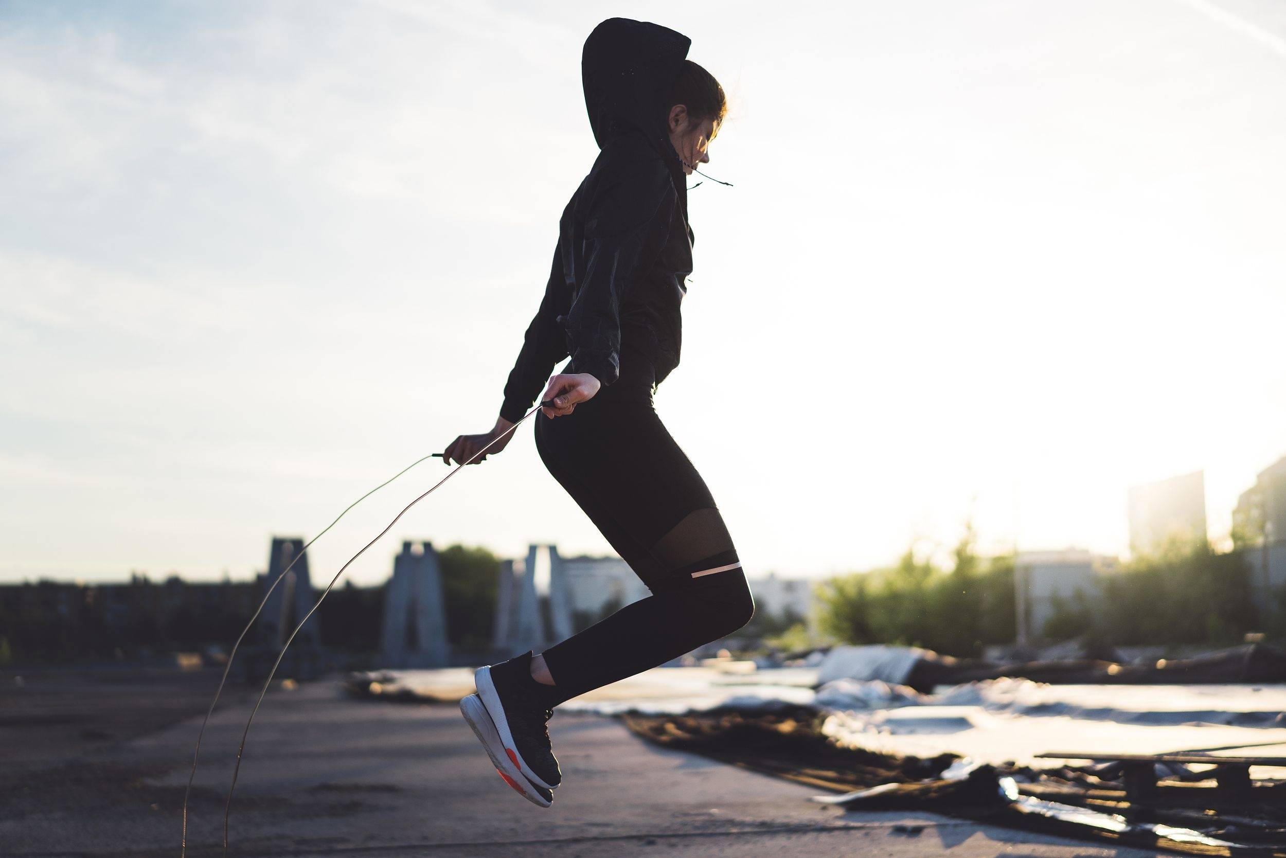 30岁女子每天跳绳1000个致骨折
