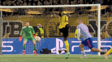 比赛第77分钟,博格巴在前场右路被侵犯,曼联获得任意球,达洛特主罚