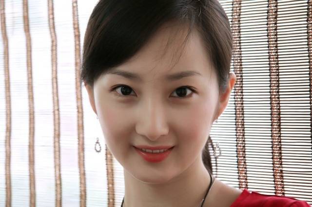 李兆会第二任妻子是程媛媛,曾饰演《红楼梦》中的平儿有了一些名气