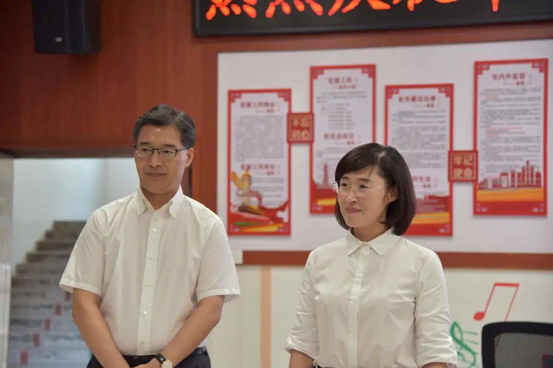 四川高坪区委副书记区长兰吉春一行走访慰问江东实小教师