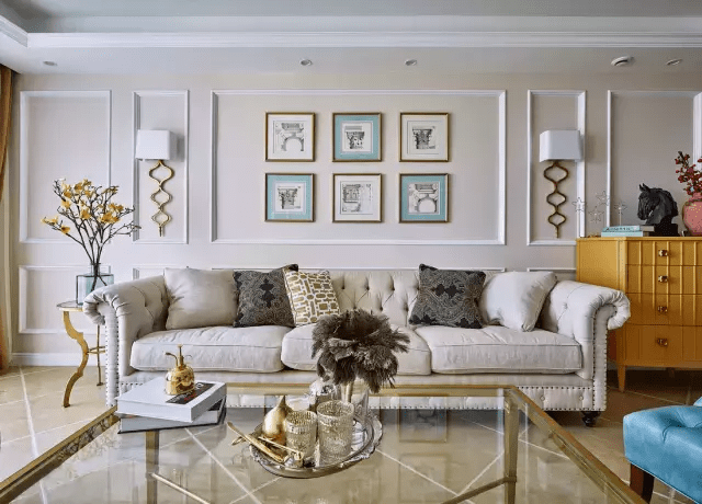 现代优雅的美式布艺沙发,搭配金属框架的玻璃茶几,显得奢华高档又年轻