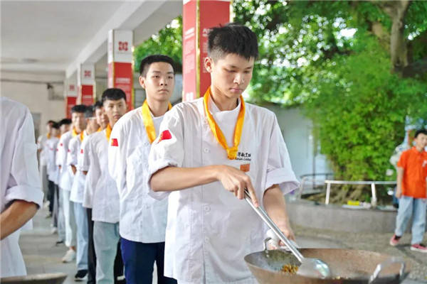 韦心雨:打开人生的方式不止一种,选择学厨努力拼搏!