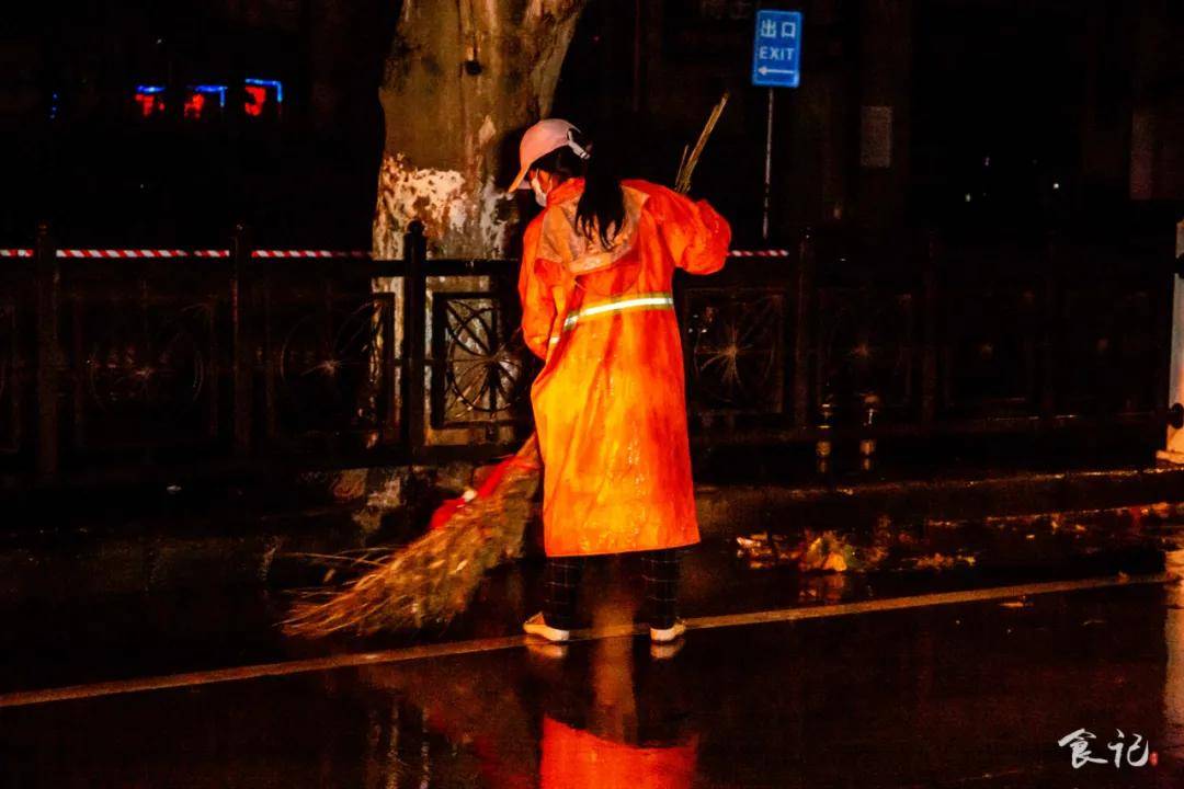 环卫工人也在雨夜中开始了一天的忙碌,路灯影影绰绰下的身形显得分外