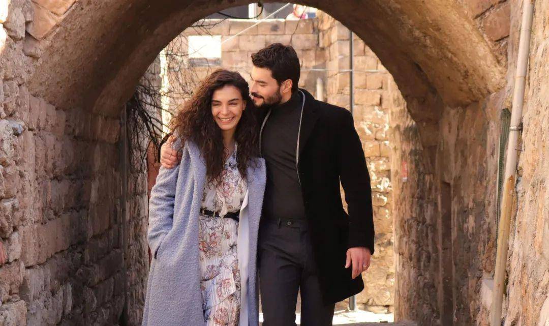 土耳其剧《三色堇(hercai)》剧照土耳其制片人法提赫·阿克索伊