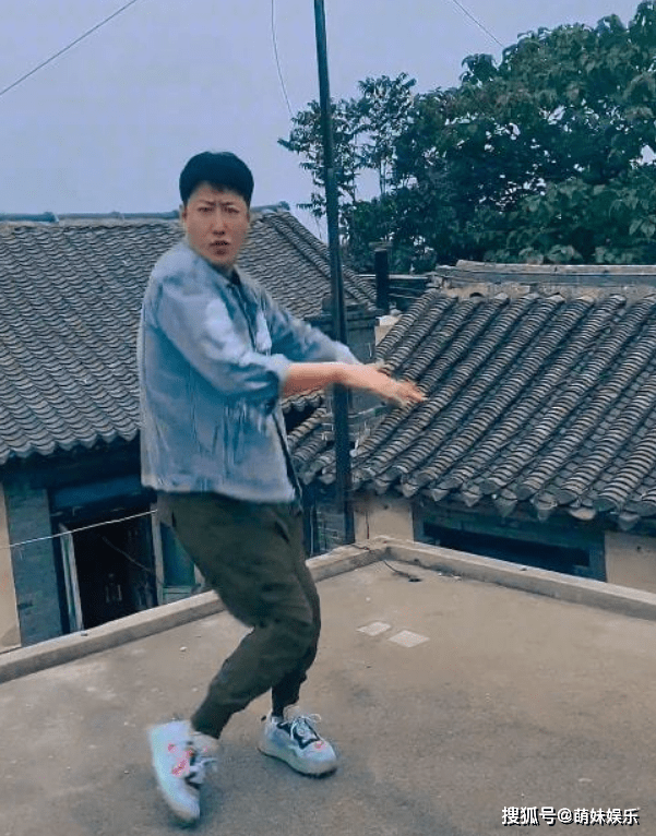 原创于震回农村老家房顶热舞,舞姿妖娆颠覆硬汉形象,被传祖上是大户