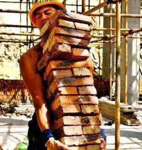 原创肌肉男力气能大过搬砖工吗?大部分搬砖工,一次扛20个砖头!