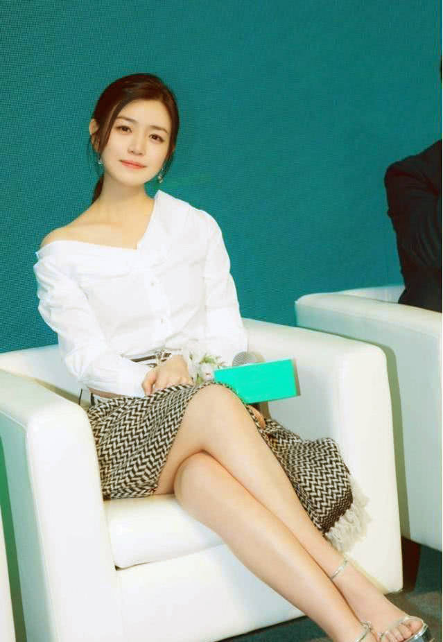 2001年,陈妍希高中毕业了,她本来可以考台湾的重点大学,但她想去美国