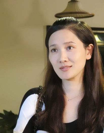 原创大11岁前夫三婚了,她独自抚养女儿6年,如今41岁素颜显老